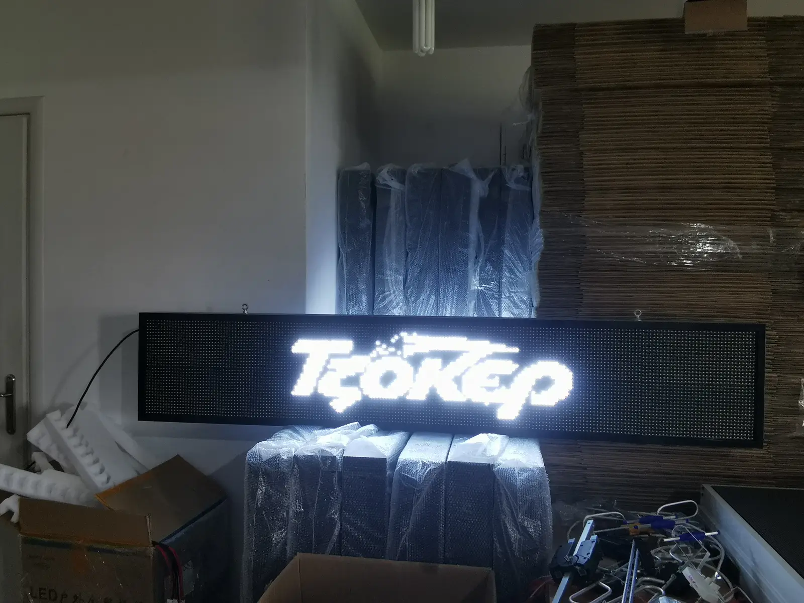 Ηλεκτρονική πινακίδα LED, με διαστάσεις 196x36 και τύπο Pixel P10, σε άσπρο χρώμα, διπλής όψης, εξωτερικού χώρου - Image 4