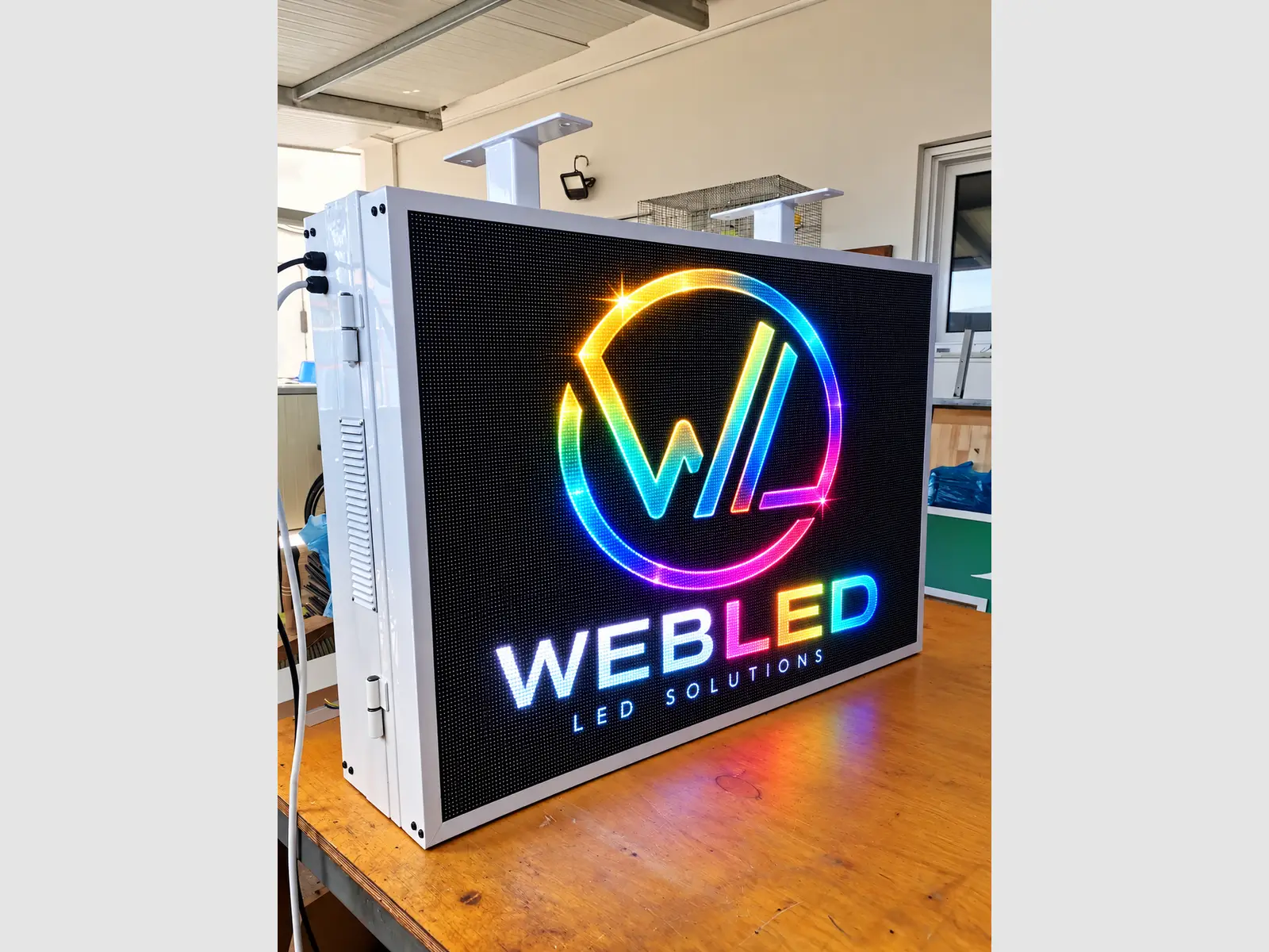 Ηλεκτρονική πινακίδα LED, με διαστάσεις 96x80 και τύπο Pixel P4, έγχρωμο, διπλής όψης, εξωτερικού χώρου